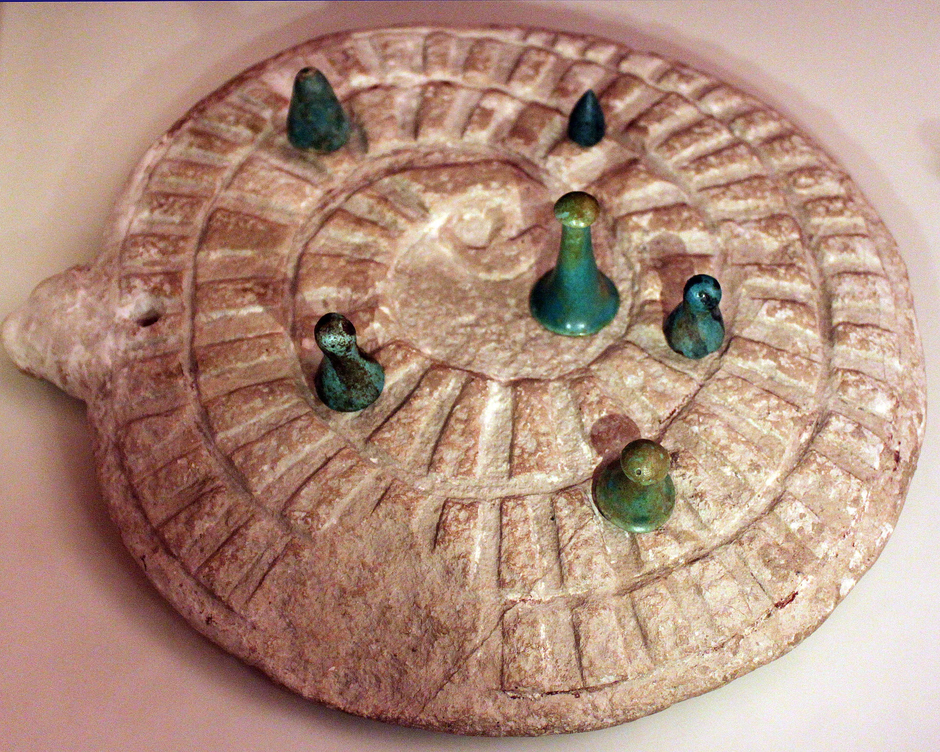 Photo for article 3 — -3000_Abydos_Spiel_der_Schlange_Mehen_anagoria.DwAG2ub6.webp